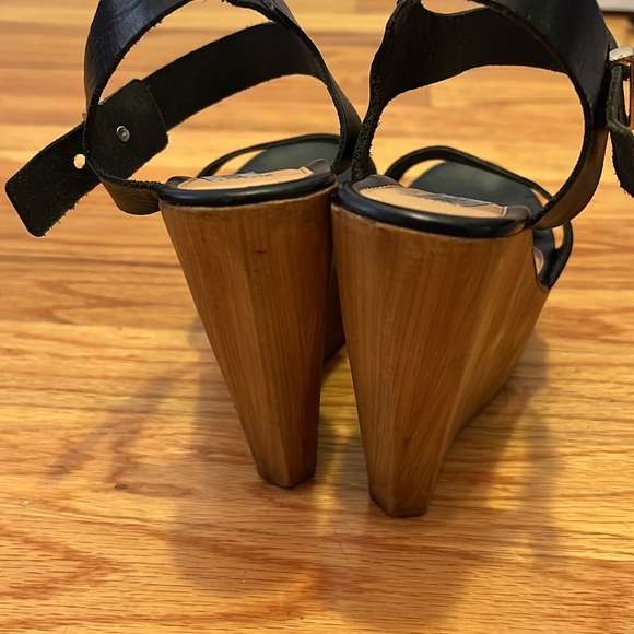 Step into style with these striking Steve Madden black wood wedges. - Picture 3 of 5